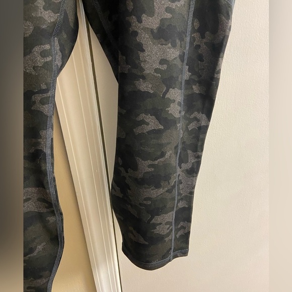 Fabletics power hold Mika high waisted pocket Capri leggings camo green 2X NWT - Picture 6 of 12